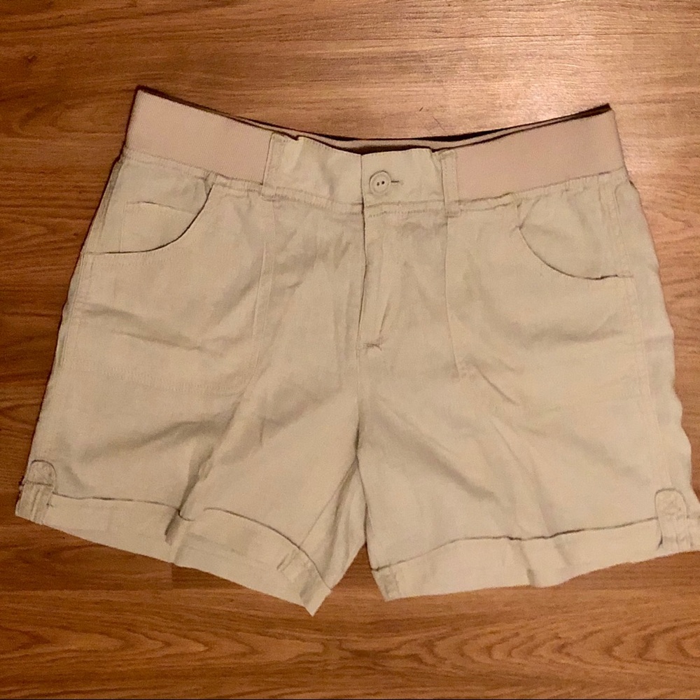 Women’s shorts. NWOT. SIZE 6
